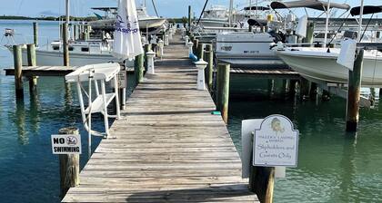 Beautiful Yacht in charming Fort Pierce with WiFi, AC located on a friendly Dock