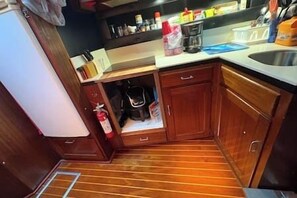 Microwave - Fort Pierce Yacht sleeping 2 bed 2 bath (Fort Pierce)