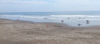 Cozy 1-bedroom apartment with WiFi, AC, near the beach in charming La Libertad