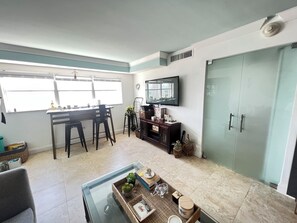 Living area - 1.5 Blocks from the Beach 2BR/2BA Miami Beach Condo (Miami Beach)