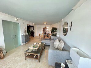 Living area - 1.5 Blocks from the Beach 2BR/2BA Miami Beach Condo (Miami Beach)