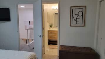 2 bedrooms, desk, iron/ironing board, free WiFi