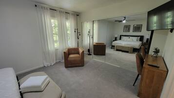 2 soverom, skrivebord, strykejern/-brett og wi-fi (inkludert)