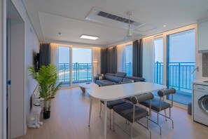 Panorama Suite Ocean View A | Kaliteli yatak takımı, masa, dizüstü bilgisayar çalışma alanı 
