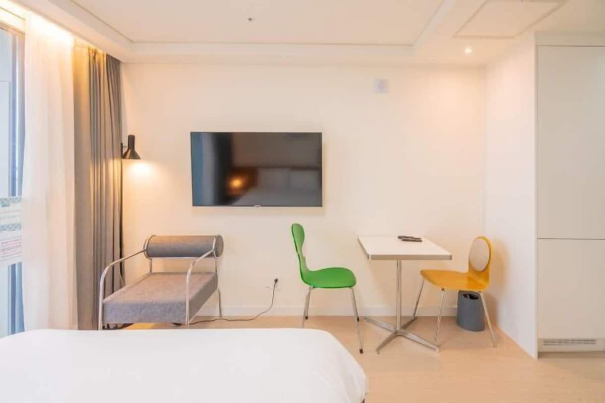 Premium bedding, desk, laptop workspace, WiFi (free)