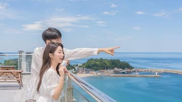 Escritorio, espacio para trabajar con laptop y wifi gratis