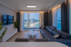 Panorama Suite Ocean View A | Kaliteli yatak takımı, masa, dizüstü bilgisayar çalışma alanı 