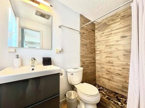 Dusche, Haartrockner, Handtücher, Toilettenpapier