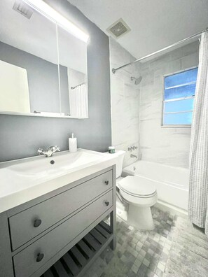 淋浴設備、風筒、提供毛巾、廁紙