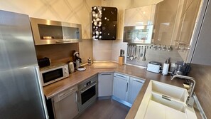 Geladeira, micro-ondas, fogão, cafeteira/chaleira