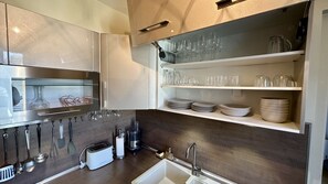 Réfrigérateur, micro-ondes, four, plaque de cuisson