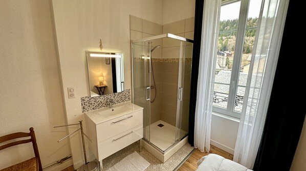 Douche, séchoir à cheveux