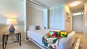 1 bedroom, desk, iron/ironing board, free WiFi - Stunning Beachfront Condo, Sans Souci, Kitchen, WiFi, Smart TV & Free Parking (Honolulu)