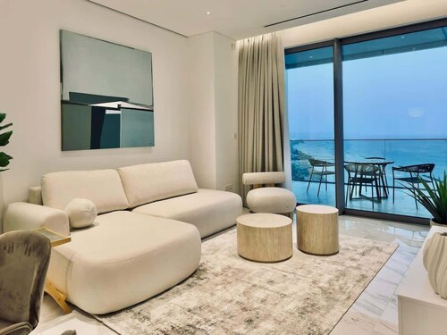 Seafront Luxury Apt W Balcony & Impressive Amenities