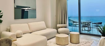 Seafront Luxury Apt W Balcony & Impressive Amenities