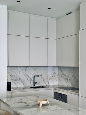 Geladeira, micro-ondas, fogão, lava-louças