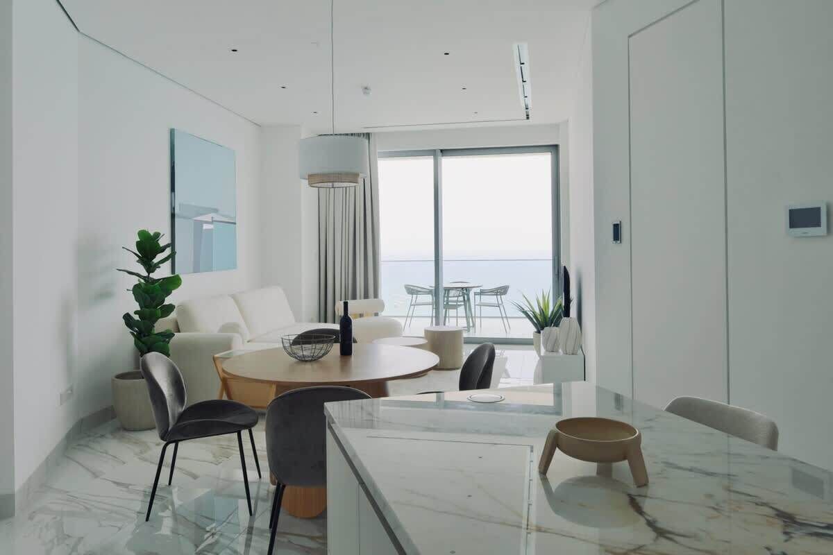 Beachfront Apt W/balcony & Exclusive Facilities - Limassol