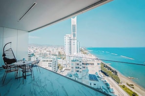 Outdoor dining - Seafront Luxury Apt w/ Infinity Pool & Spa (Limassol)
