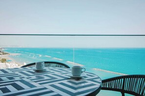 Outdoor dining - Seafront Luxury Apt w/ Infinity Pool & Spa (Limassol)