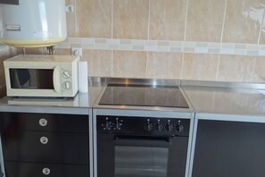 Kylskåp, mikrovågsugn, ugn och grytor/köksredskap