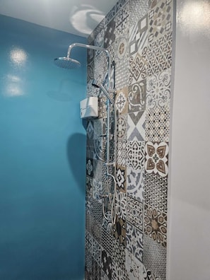 Douche, sèche-cheveux, serviettes fournies, savon