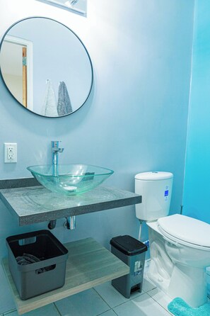 Een douche, een haardroger, handdoeken, zeep