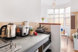 Køleskab, mikrobølgeovn, ovn, kogeplade