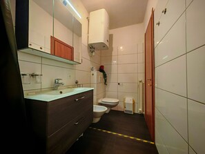 Douche, sèche-cheveux, serviettes fournies