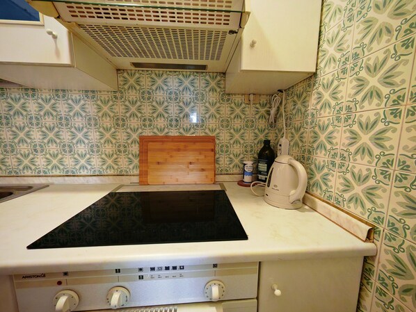 Réfrigérateur, micro-ondes, bouilloire électrique, grille-pain