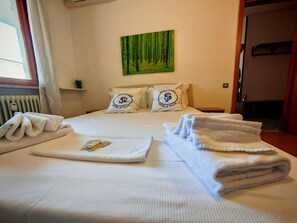 Travel cot, free WiFi, bed sheets