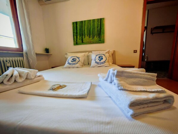 Lit parapluie, Wi-Fi gratuit, draps fournis