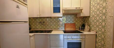 Een koelkast, een microgolfoven, een waterkoker, een broodrooster