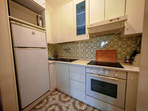 Réfrigérateur, micro-ondes, bouilloire électrique, grille-pain