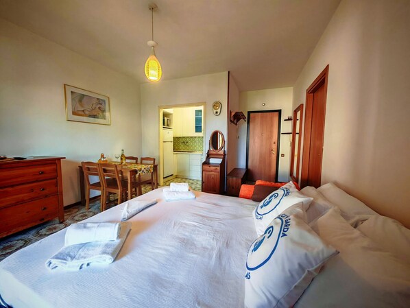 Travel crib, free WiFi, bed sheets