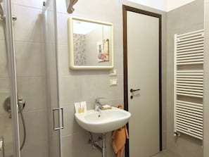 Dusche, Haartrockner, Bademäntel, Handtücher