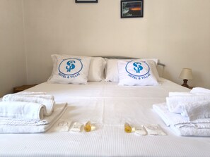 Travel cot, free WiFi, bed sheets