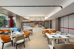 Breakfast area - Ramada Encore by Wyndham Kunming Jingkai (Kunming)