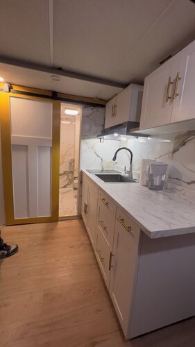 (NOT available yet)
ESTATE: RARE 6BR PLUS 2BR/ total 3Bath and 2 kitchen