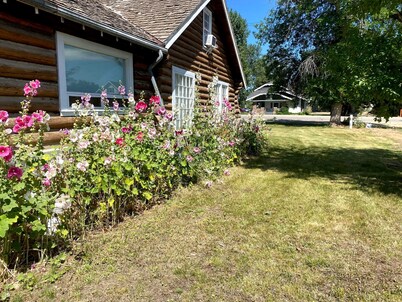 Historic Log Home in Beautiful Cowley