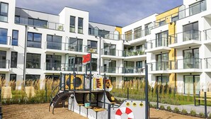 Un bâtiment moderne doté de nombreux balcons et de grandes fenêtres.