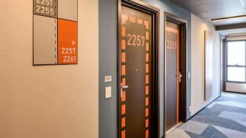 Un pasillo con puertas que llevan las indicaciones 2251, 2255, 2257, 2259 y 2261.