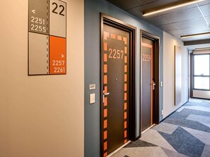 Ein Flur mit Türen, die mit den Nummern 2251, 2255, 2257, 2259 und 2261 gekennzeichnet sind.