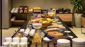 A buffet setup with various food items and beverages. - Ibis Balneario Camboriu (Balneário Camboriú)