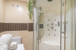 Een douche, een haardroger, handdoeken