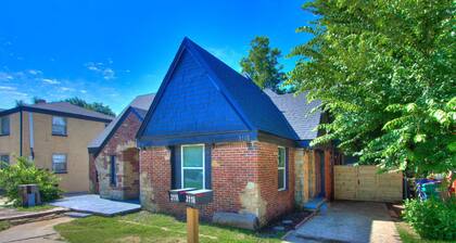 Charming 1-bedroom townhome with WiFi, AC in Oklahoma City!