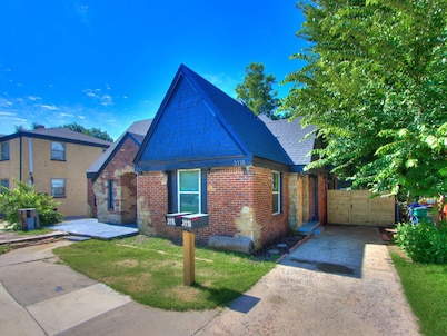Charming 1-bedroom townhome with WiFi, AC in Oklahoma City!
