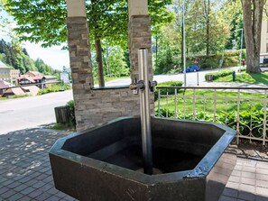 Outdoor spa tub - Cosy apartment for 4 people with WIFI, TV, balcony and panoramic view (Dvůr Králové Nad Labem)