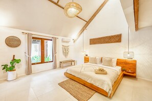 5 bedrooms, desk, iron/ironing board, WiFi - Villa Indigo - 5-BDR, huge pool and lush garden (Kecamatan Kuta)