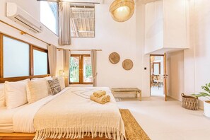 5 bedrooms, desk, iron/ironing board, WiFi