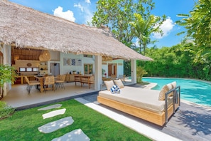 Outdoor dining - Villa Indigo - 5-BDR, huge pool and lush garden (Kecamatan Kuta)